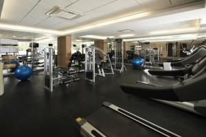 齐克拉约齐克拉约卡萨安迪娜精选酒店的健身房拥有许多跑步机和机器