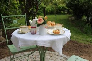 吉维尼Belle Vue Terrasse的一张桌子上放着一盘食物和鲜花