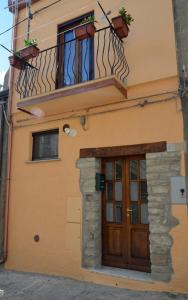 皮耶特拉佩尔托萨B&B La Casa Sulla Roccia的带阳台和门的建筑