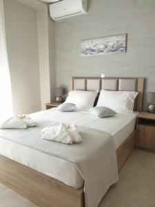 雅伊奥斯马马斯Villas Mamas Beach的一间卧室配有一张大床和两条毛巾