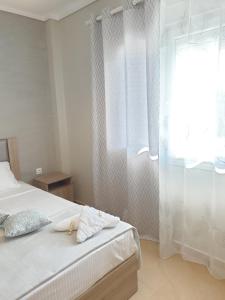雅伊奥斯马马斯Villas Mamas Beach的一间卧室配有床和带窗帘的窗户