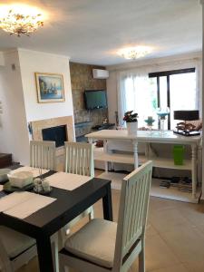希维利3 Bedroom Villa in Elani Villas Chalkidiki的用餐室以及带桌椅的起居室。