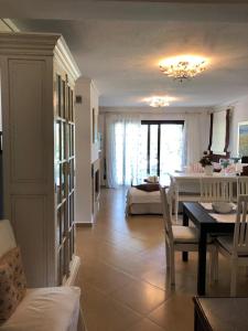 希维利3 Bedroom Villa in Elani Villas Chalkidiki的一间带桌子的客厅和一间餐厅