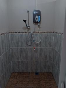 拉瑙Homestay pekan ranau的浴室内配有淋浴和头顶淋浴