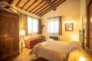梅尔卡特勒瓦尔迪佩萨Il Fienile del Vichiaccio的一间卧室配有一张床、梳妆台和窗户。