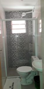 库里提巴Hotel Aruba的浴室设有卫生间和带水槽的淋浴。