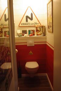 罗亚Classic Driver Home 1的一间带卫生间和红色墙壁的浴室