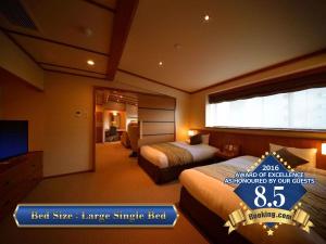 藏王温泉赵氏国际酒店的一间卧室配有两张床和一台平面电视