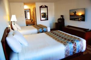 新奥尔良市韦斯特瓦德汽车旅馆的酒店客房,设有两张床和镜子