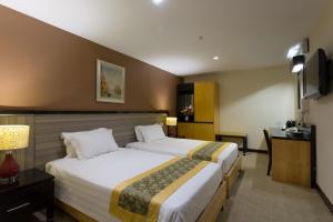 马六甲豪门大酒店的酒店客房设有两张床和电视。