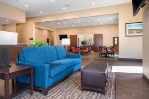 托诺帕Comfort Inn Tonopah的客厅配有蓝色的沙发和桌子