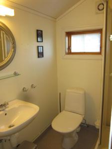 埃兹达尔海斯特豪格加尔酒店的浴室配有白色卫生间和盥洗盆。