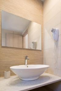 卡尔帕索斯Porfyris Studios and Apartments的浴室设有白色水槽和镜子