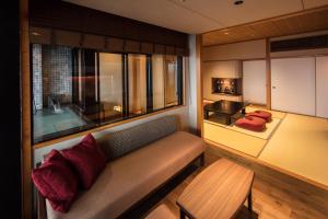 松本美ヶ原温泉 翔峰的带沙发和浴缸的客厅