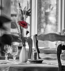 讷维克杜列克罗格斯酒店的桌子上放着花瓶的桌子