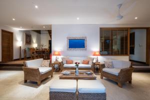 蓝梦岛努沙别墅酒店的带沙发、椅子和桌子的客厅