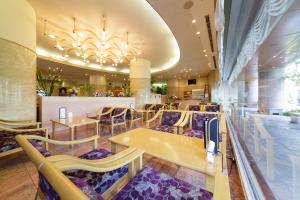 高知高知太平洋大酒店 的餐厅设有紫色桌椅和吊灯