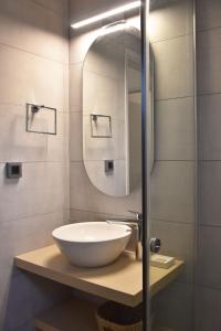 凯里翁Olivella Villas by Vatos的一间带碗水槽和镜子的浴室