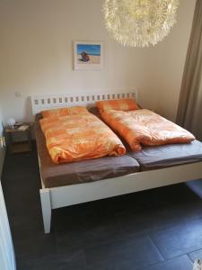 富伦多夫Haus Boddensonne的卧室内两张并排的床