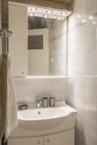 科孚镇Beautiful Corfu City Apartment的浴室设有白色水槽和镜子