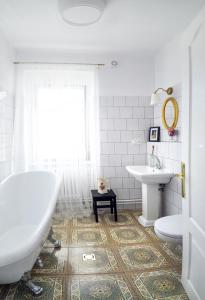 兹诺伊莫Boutique Apartments U Rolanda的带浴缸、盥洗盆和卫生间的浴室
