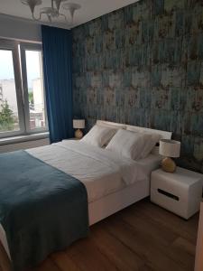 克维曾Luksusowe Apartamenty na Toruńskiej的卧室设有一张白色大床和一扇窗户。
