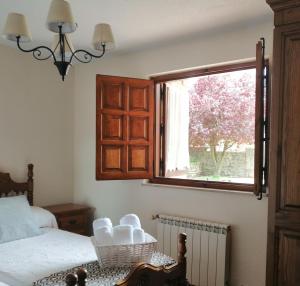伊诺赫多巴斯旅馆的一间卧室设有一张床和一个窗口