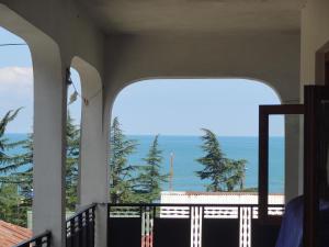马钦加里Guest House TeNi的阳台享有海景。