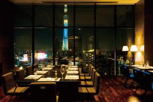 东京浅草雷门休雷克盖特酒店的一间享有夜间沙丘美景的用餐室