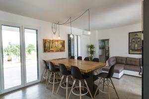 马蒂诺Dimora Capasi的用餐室以及带木桌和椅子的客厅。