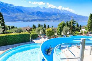 利莫内-苏尔加达莱昂纳多·达·芬奇酒店的享有湖泊和山脉景致的游泳池