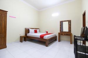 RedDoorz near Candi Ratu Boko客房内的一张或多张床位