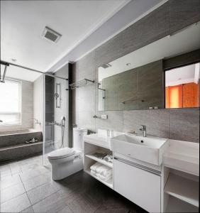花莲市非住不可民宿的一间带水槽、卫生间和镜子的浴室