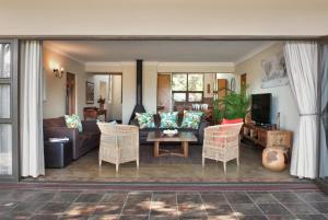 香槟谷Ama Casa Cottages的客厅配有沙发和椅子