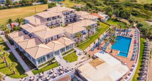 卡拉马孔水晶海滩酒店的享有带游泳池的大房子的空中景致