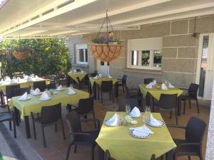 米亚诺Casa Rodiño的一间设有黄色桌椅的餐厅