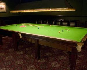 兰迪德诺大不列颠豪华酒店的一张绿色台球桌,上面有球