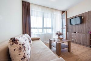 巴尔奇克Balchik Sea View Apartments in Princess Residence的客厅配有沙发和桌子