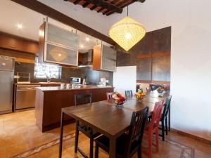 卡隆赫Holiday Home Mas Ambros by Interhome的一间带木桌的厨房和一间餐厅