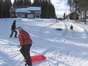 KurkimakiHoliday Home Arhippa by Interhome的站在雪地里,戴着红滑雪板的人