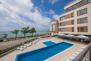 Balchik Sea View Apartments in Princess Residence内部或周边的泳池