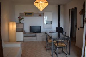 MontemassiAppartamento Supramonte的客厅配有桌子和电视