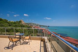 巴尔奇克Balchik Sea View Apartments in Princess Residence的一个带桌椅的海景阳台