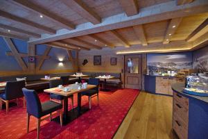 法尔先特加尼楚格峰酒店的餐厅设有木制天花板和桌椅