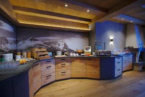 法尔先特加尼楚格峰酒店的一间厨房,里面设有大型木制岛屿