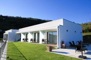 梅桑弗里乌Casa Miradouro的前面有草坪的白色房子