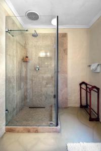 弗朗斯胡克博拉莫特农场度假屋的浴室里设有玻璃门淋浴