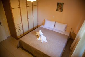 拉基索拉La casa d'estate的一间卧室配有一张白色鲜花的床