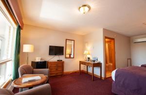 Cornwall荷兰旅馆的酒店客房,配有床和电视
