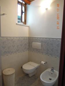 彼得拉桑塔Corte Navari - Loft Principe Filippo的一间带卫生间和水槽的浴室